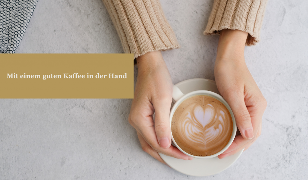 Frau hält eine Kaffeetasse in der Hand