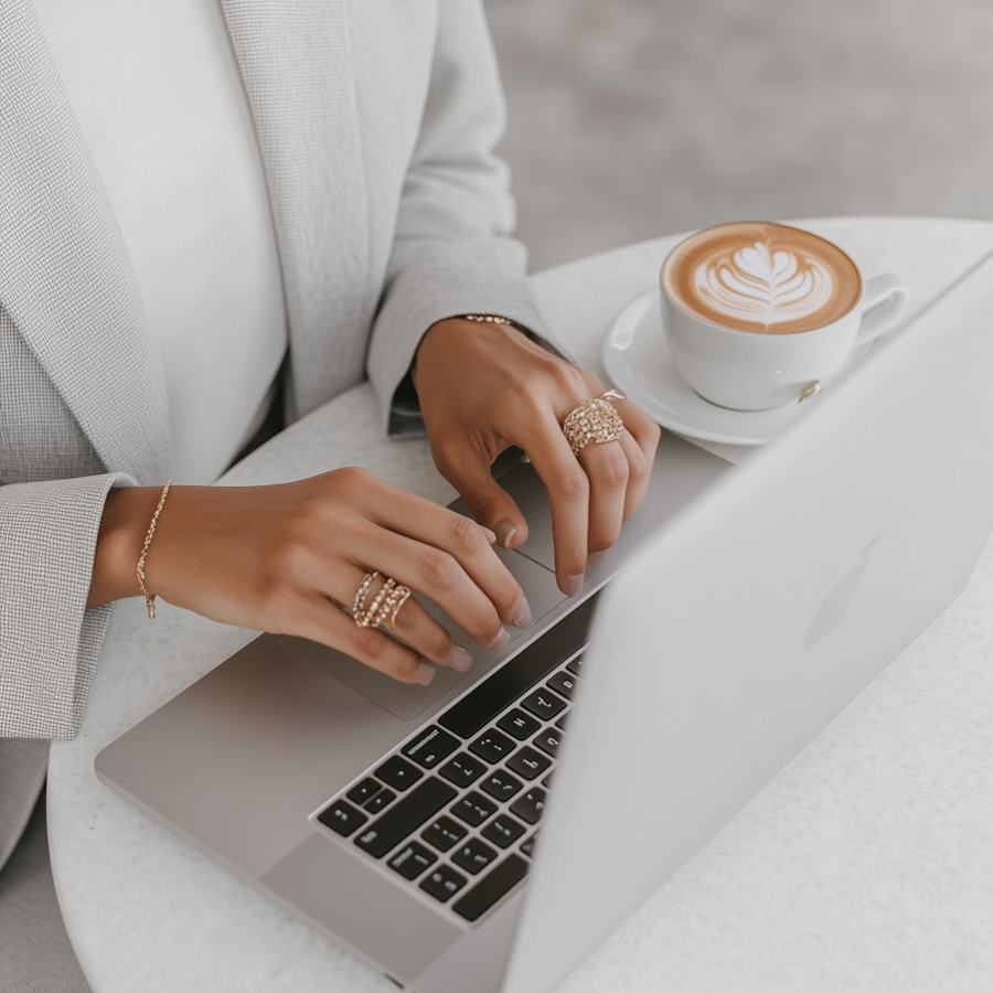 Frau sitzt am Laptop