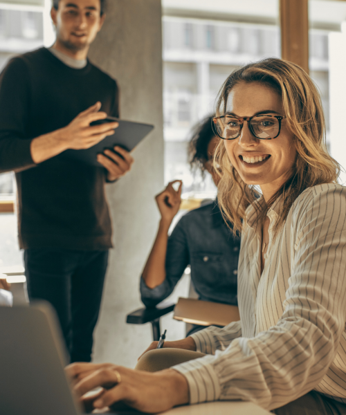 Weibliche Führungskraft leitet ein Team