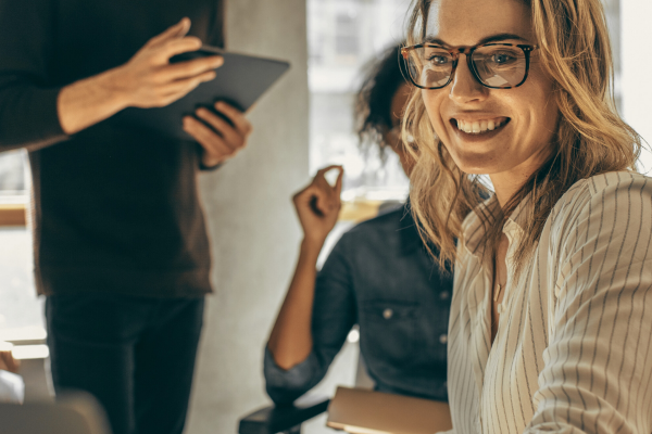 Weibliche Führungskraft leitet ein Team