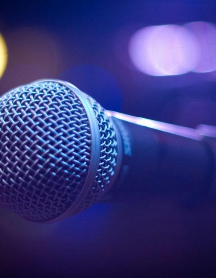 Mikrofon vor Scheinwerfern